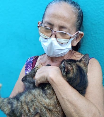 Dona Santana com sua gatinha