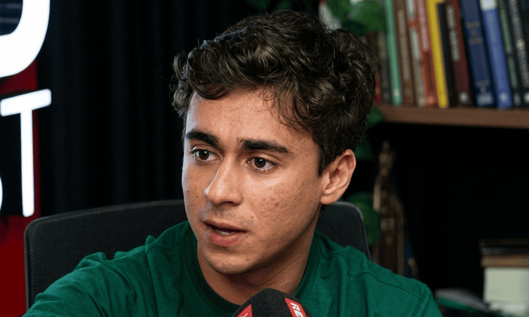 Deputado Nikolas Ferreira durante entrevista que gerou críticas por declarações polêmicas.