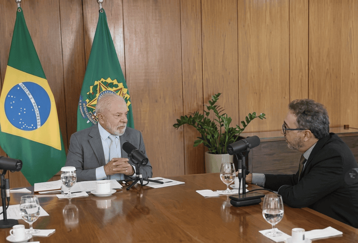 Presidente Lula comenta economia, propostas para entregadores e cenário político durante entrevista.