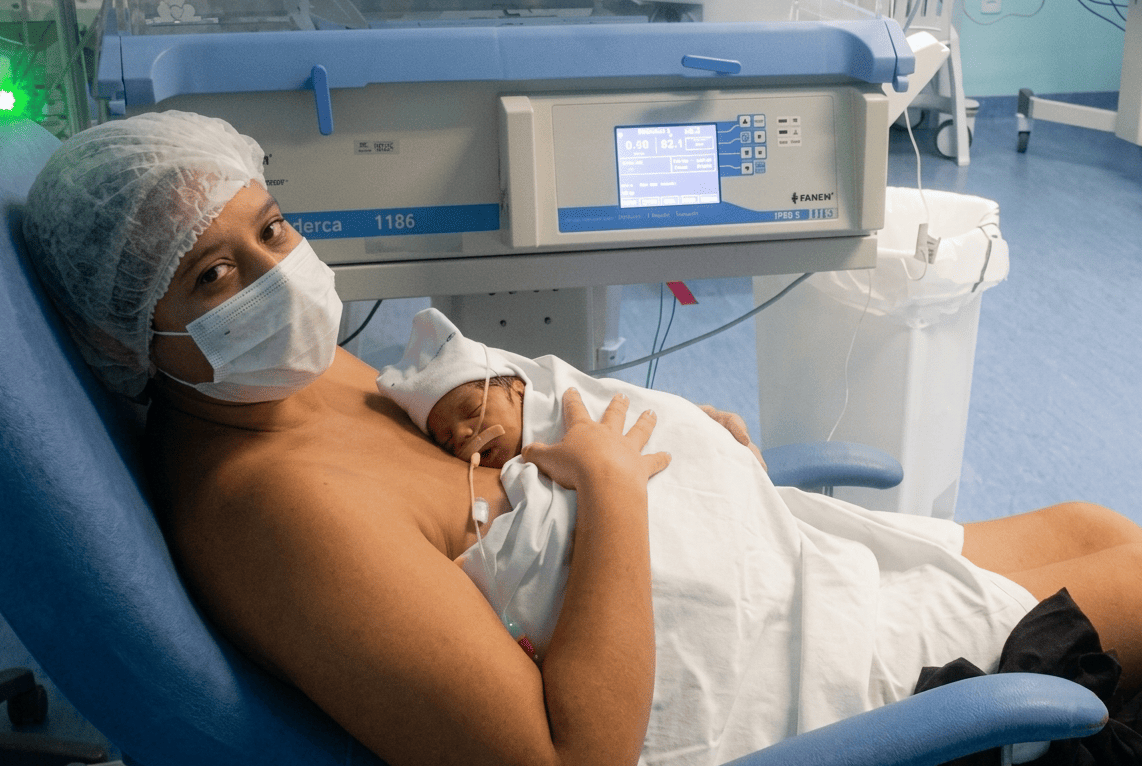 Mãe e bebê recebem alta juntos após enfrentarem complicações graves durante gestação de alto risco em maternidade de referência no Piauí.