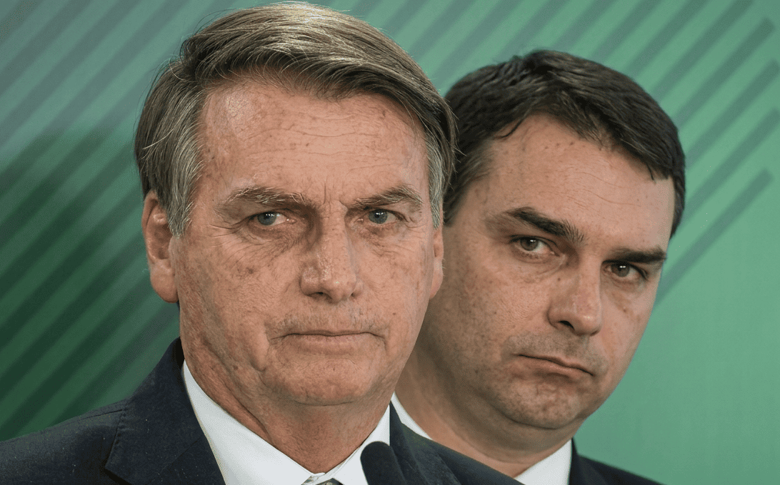 Levantamento aponta baixa aprovação de projetos de Flávio Bolsonaro no Senado, repetindo histórico legislativo do pai no Congresso Nacional.