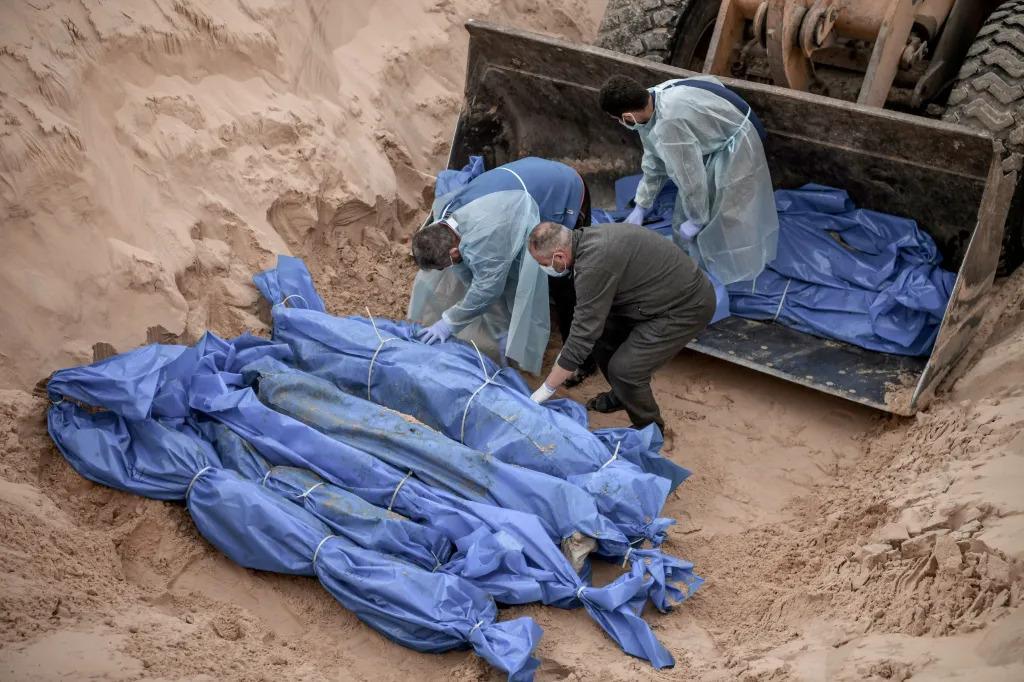 Funeral em massa no Cemitério Tel al-Sultan realizado em Rafah, na Faixa de Gaza, em 26 de dezembro de 2023