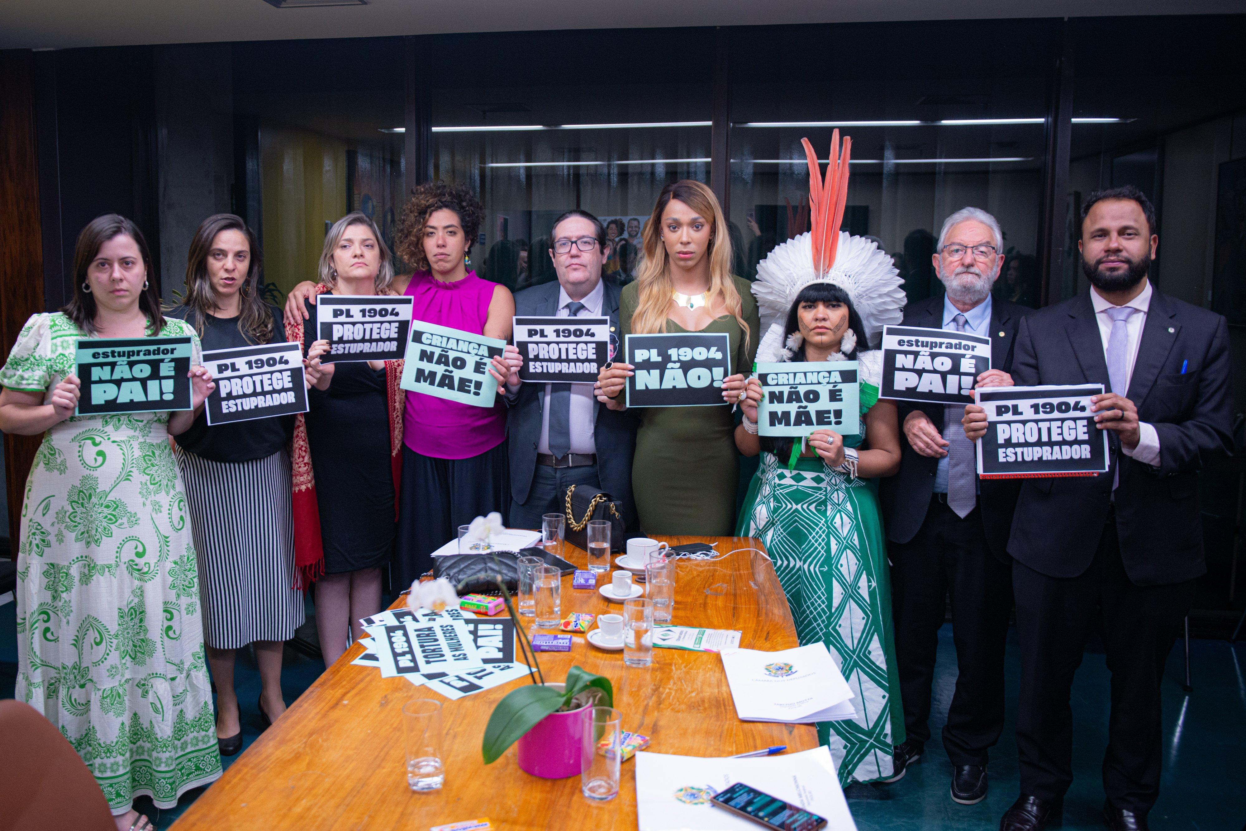 Bancada do PSOL se reúne para tentar barrar o projeto