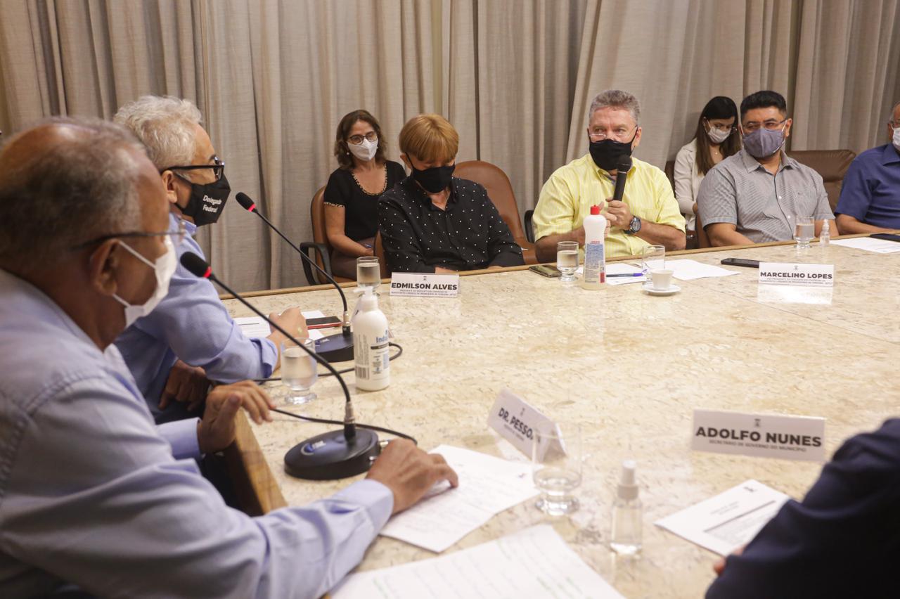 Reunião entre prefeito, motoristas e representantes do Setut
