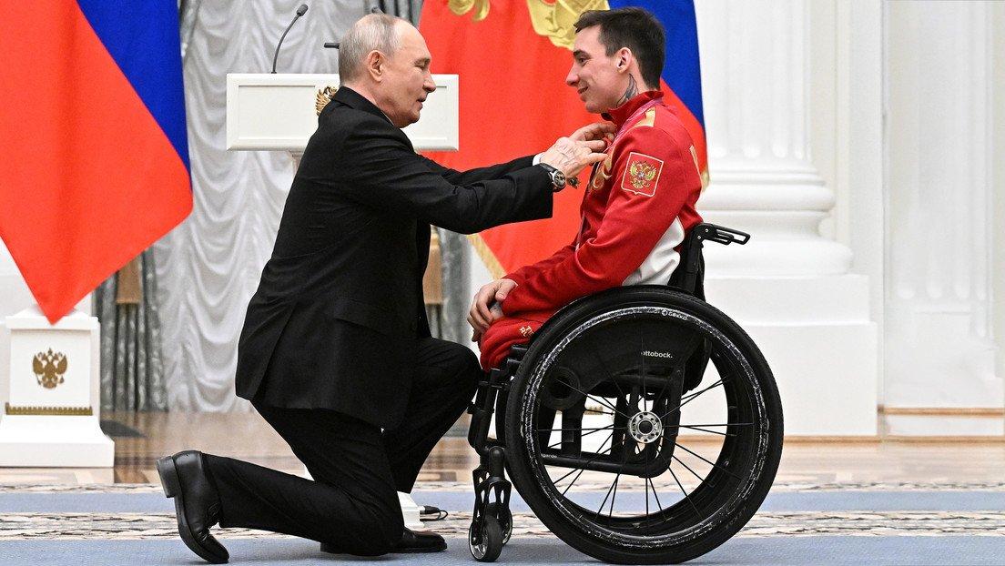 Putin se ajoelha durante condecoração do atleta paralímpico Ivan Golubkov