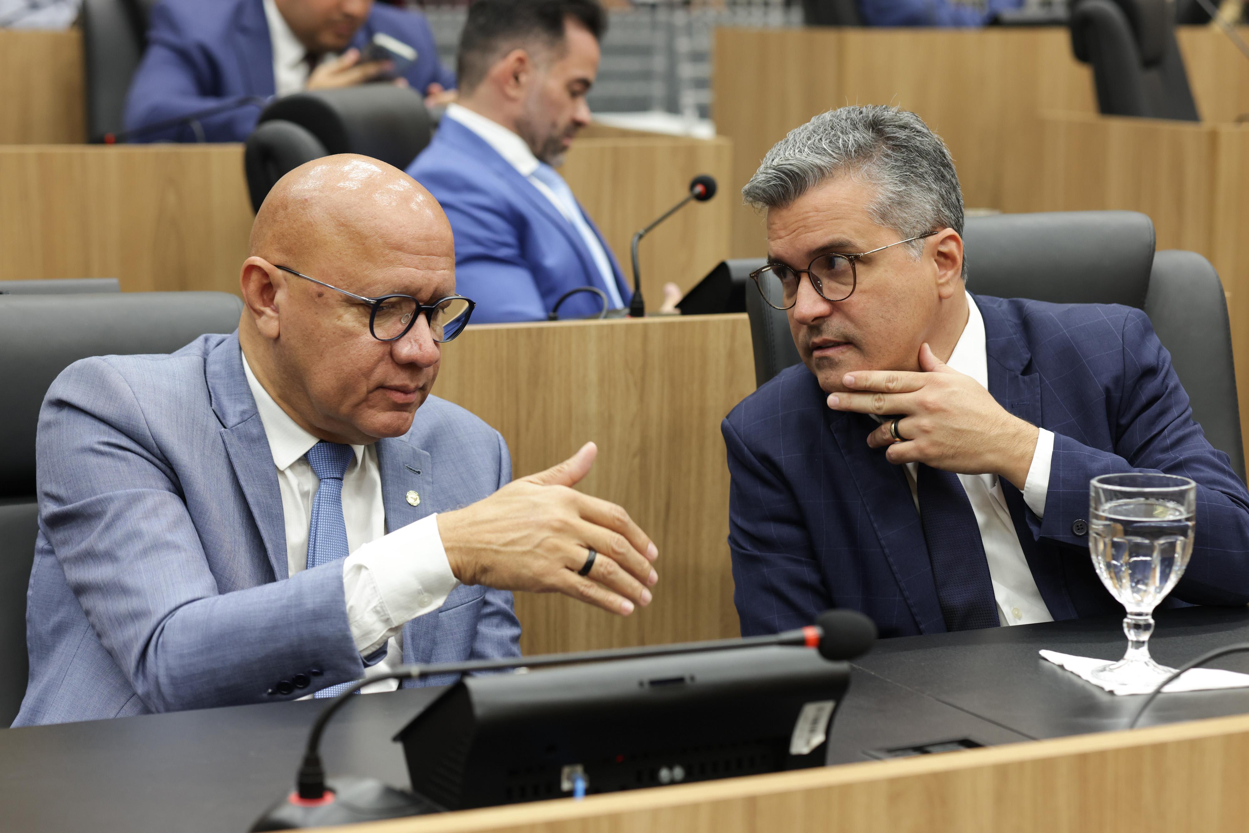 Os deputados Franzé Silva e Dr. Vínicius, ambos do PT