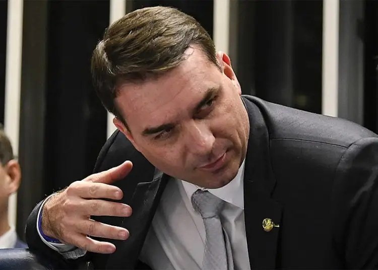 Deputados do PT pedem ao STF prisão de Flávio Bolsonaro e alerta vermelho da Interpol