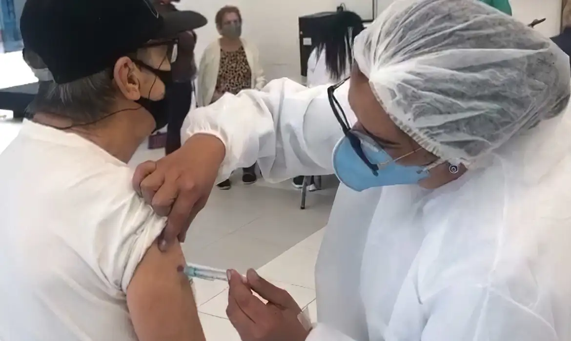 Doses são prioritárias para grupos considerados mais vulneráveis