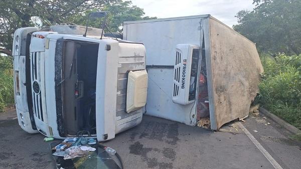 Caminhão tombou obstruindo a via