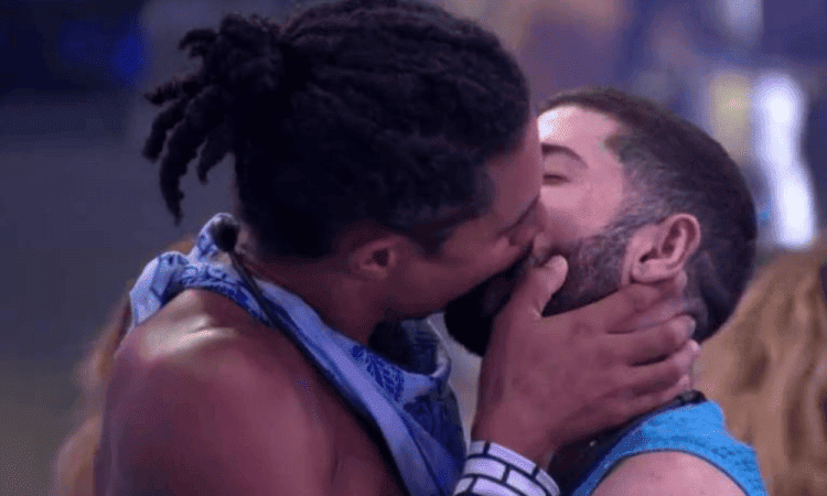 Breno e Marcelo dão o primeiro beijo da nova edição do BBB
