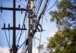 Regularização de fios irregulares em postes do centro ainda não saiu do papel