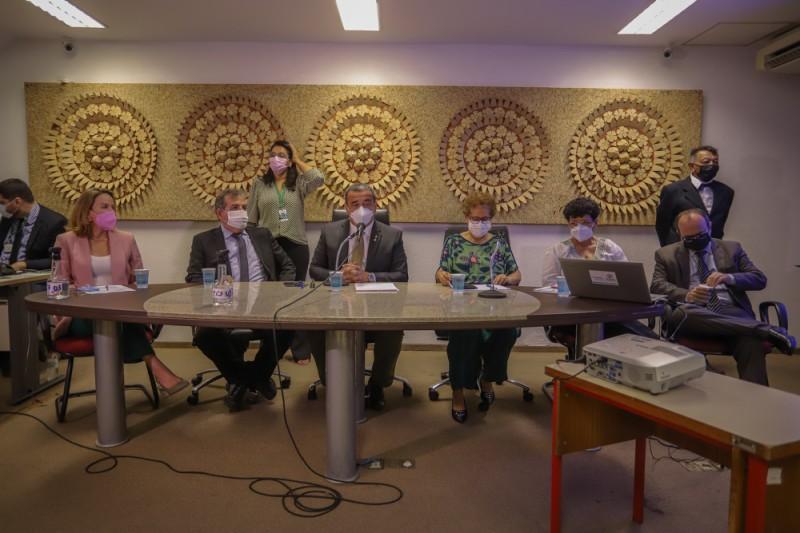 Relator do Orçamento de 2022 ouve Poderes em audiência pública