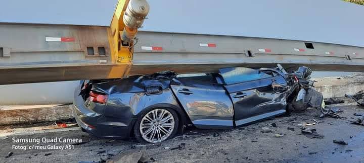 Pá eólica esmaga carro e mata pai e filho