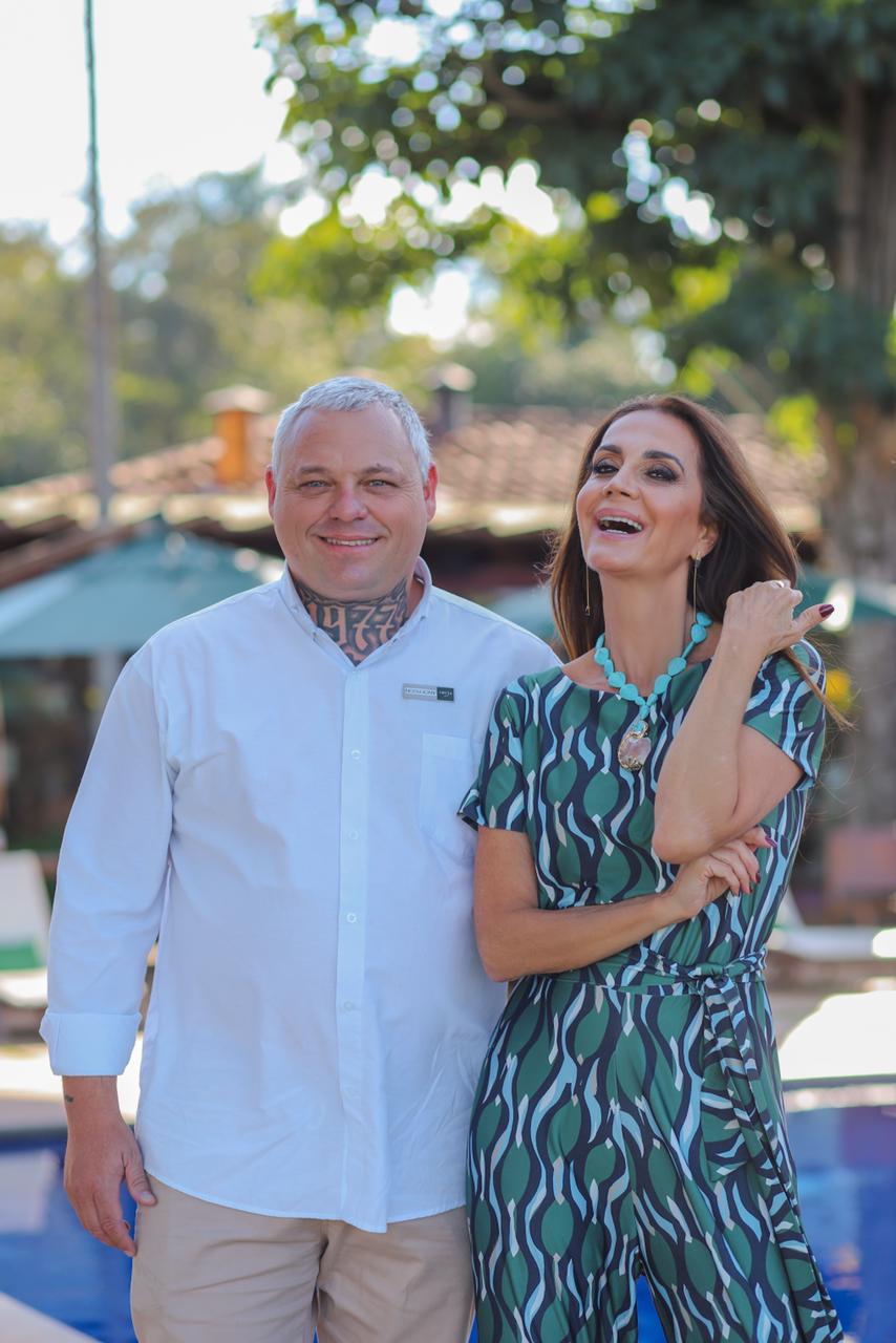 Descontração de Claudia com o chef de cozinha do espaço