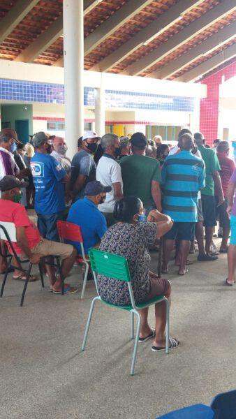 Segunda dose atrasada da vacina contra a COVID-19 causa aglomeração em ponto de vacinação, em União