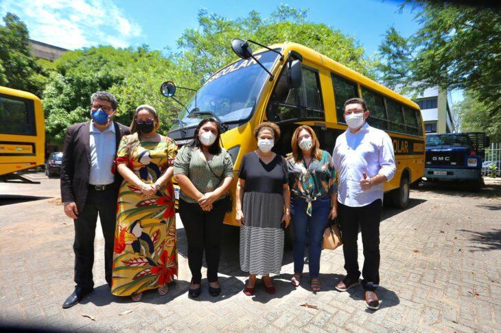 Entrega de ônibus