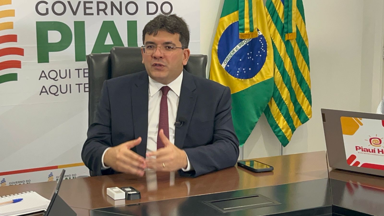 O governador Rafael Fonteles em entrevista no palácio de Karnak