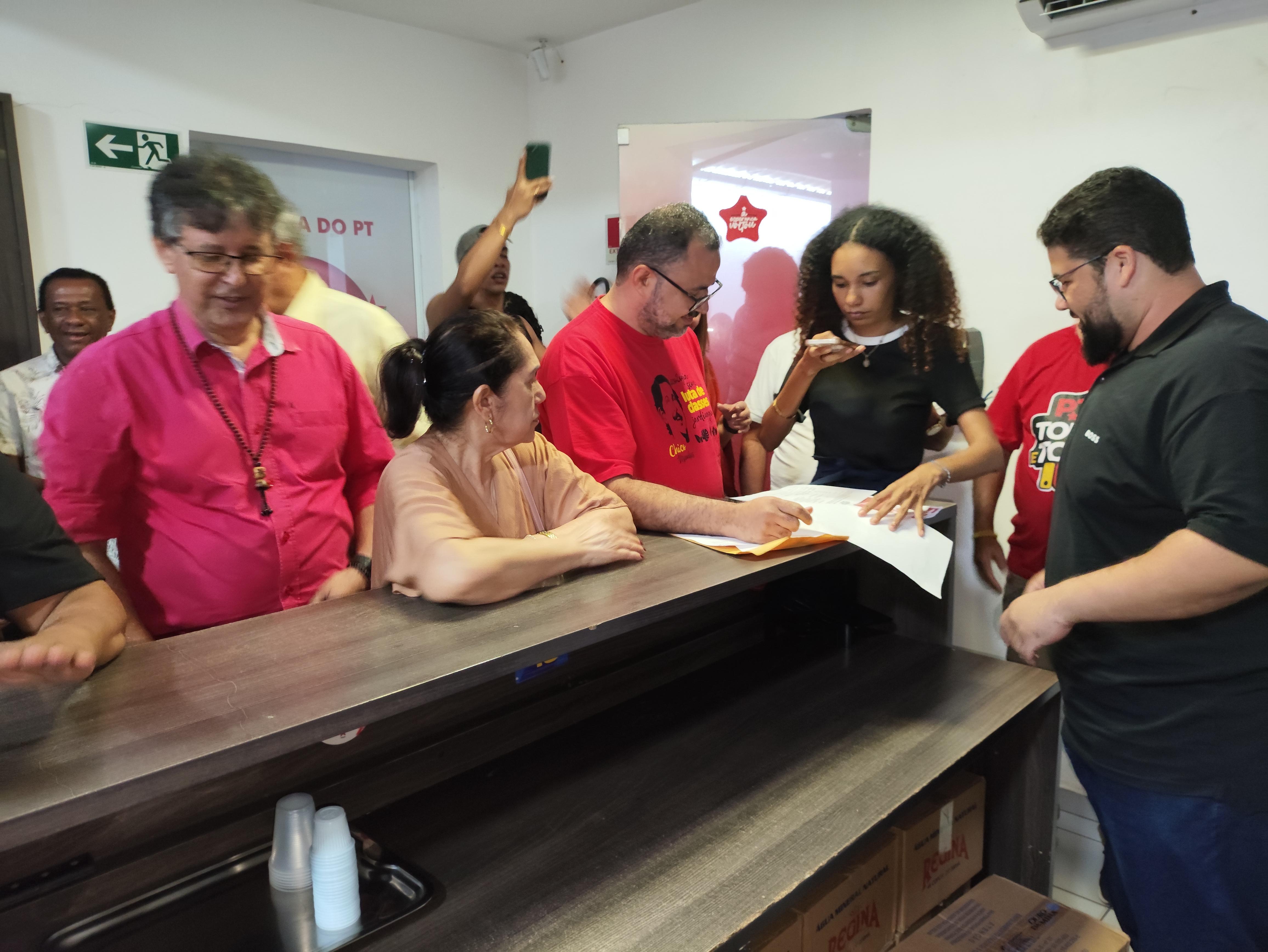 Marcelo Mascarenhas registra candidatura na sede do PT