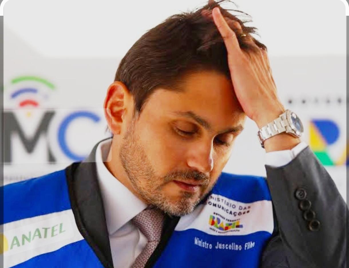 O agora ex-ministro Juscelino Filho está com as mãos na cabeça por pressão da PGR