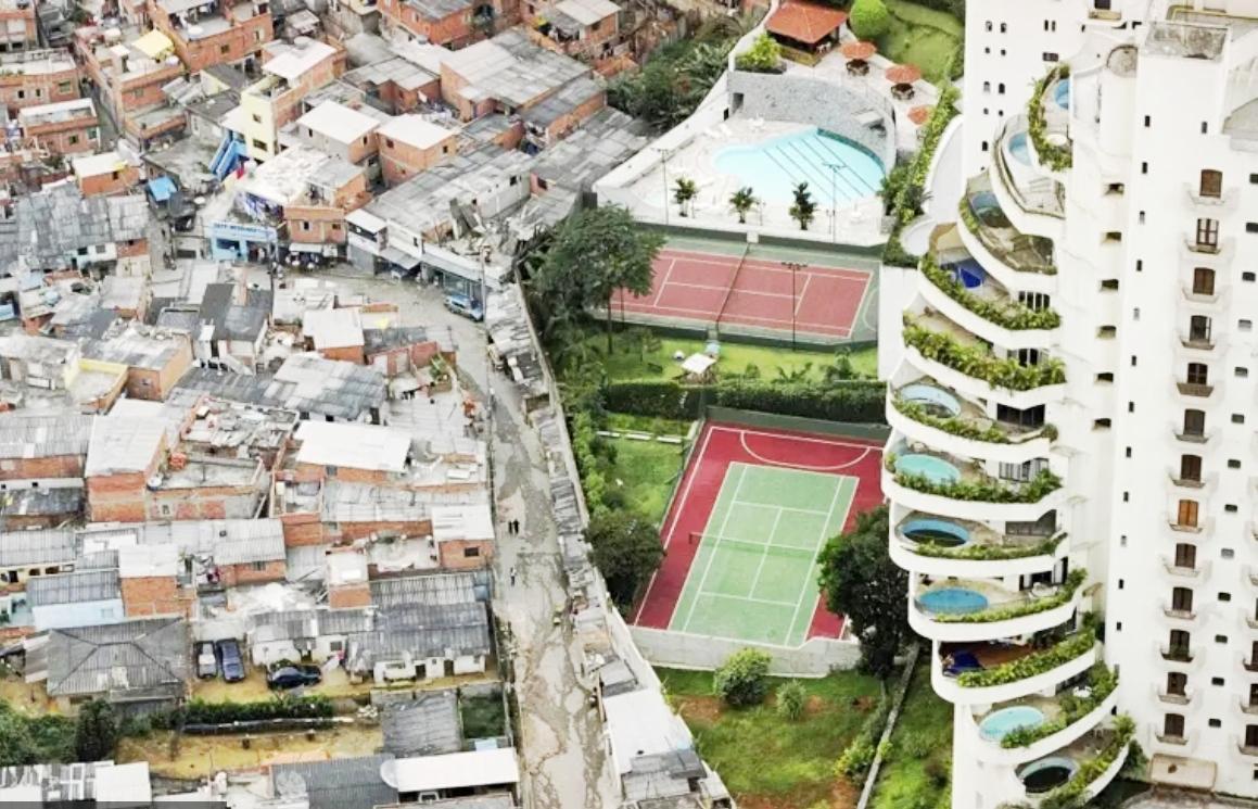 Foto de Tuca Vieira que mostra Paraisópolis e prédio de luxo do Morumbi rodou o mundo e virou símbolo da desigualdade social