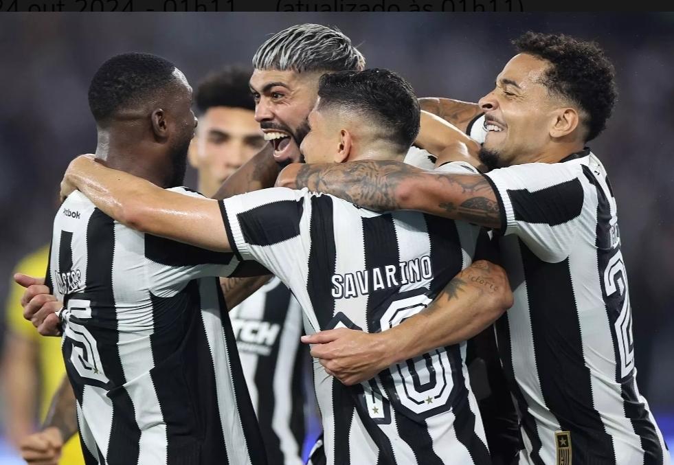 A equipe do Botafogo comemora a vitória sobre o PSG