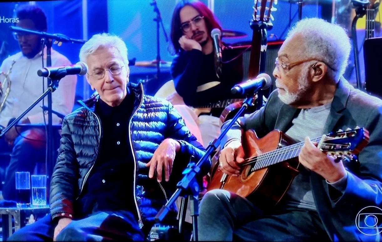 Caetano Veloso se emociona e chora ao ouvir "Cajuína" em homenagem no "Altas Horas"