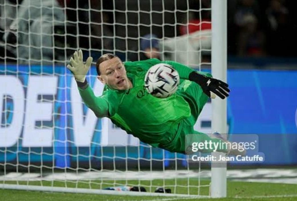 O goleiro Safonov pegou quatro pênaltis e foi o herói da partida
