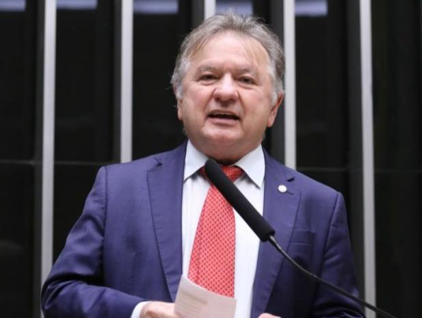 Merlong Solano rebate críticas e destaca papel social do Bolsa Família