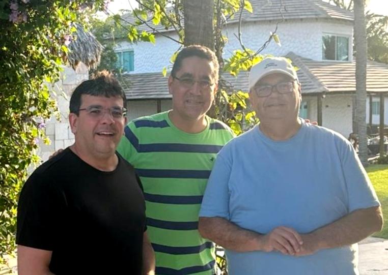 Rafael Fonteles, André Baía e Flávio Dino em encontro casual em Barra Grande
