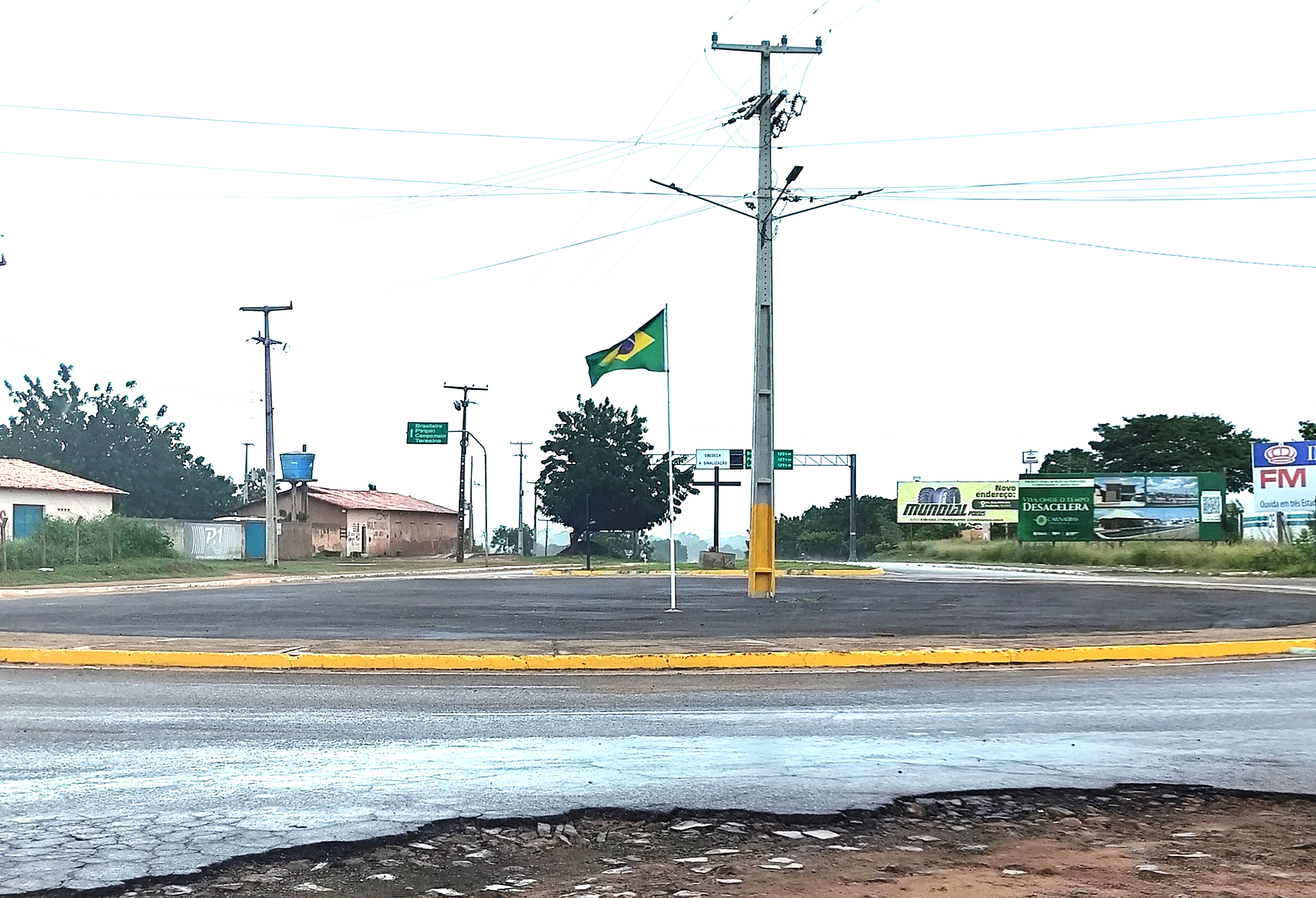 Asfalto onde devia ser jardim mostra ignorância ecológica da gestão pública em Piracuruca