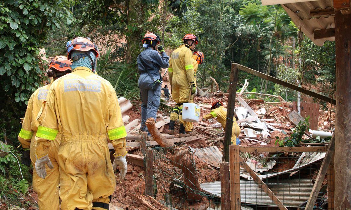 Busca por corpos na Vila do Sahy