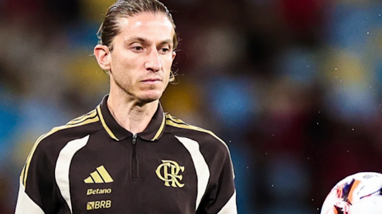 Filipe Luís no gramado do Maracanã antes da partida entre Flamengo e Madureira pelo Campeonato Carioca