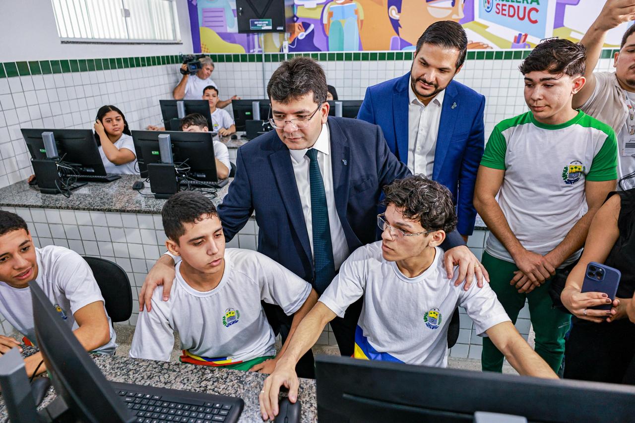 O governador Rafael Fonteles e o secretário Washington Bandeira na inauguração do CETI Modestina Bezerra