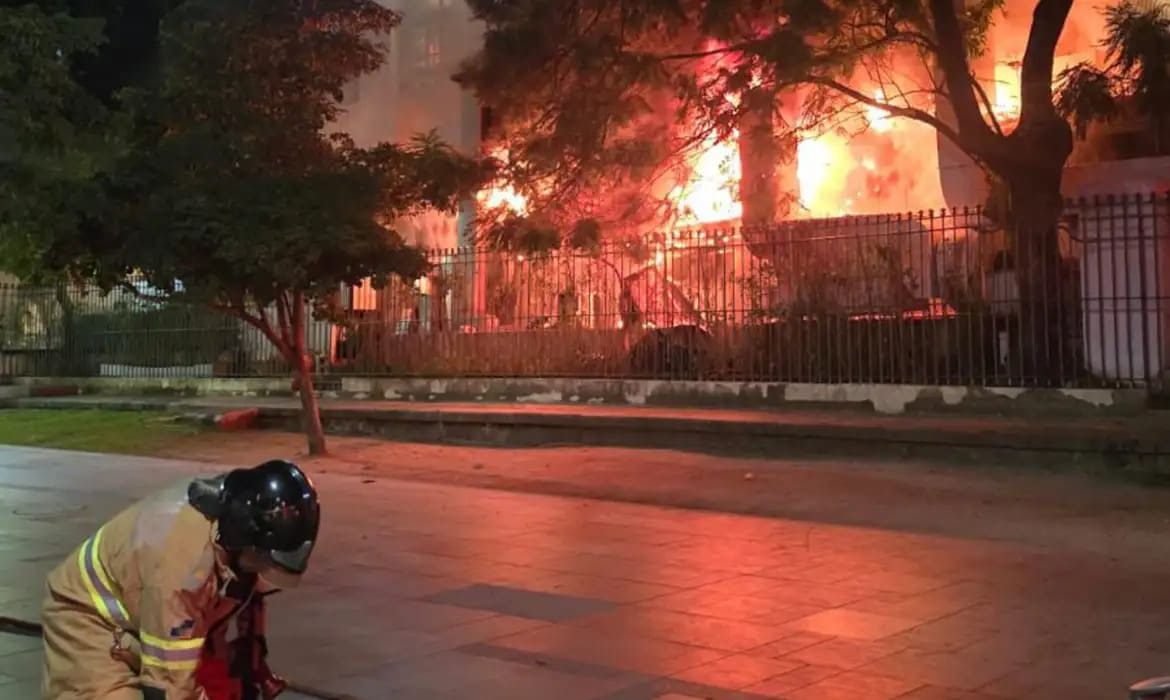 Fritadeira elétrica causa incêndio em prédio histórico do Rio de Janeiro