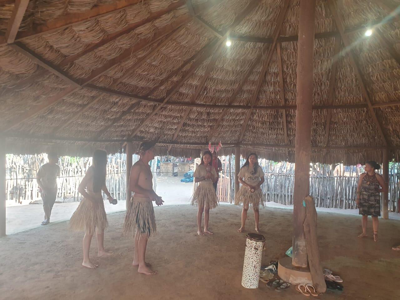 Indígenas em oca da comunidade Tabajara de Nazaré, em Lagoa de São Francisco