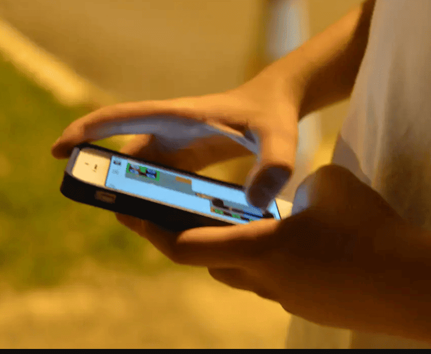 Criança acessando internet