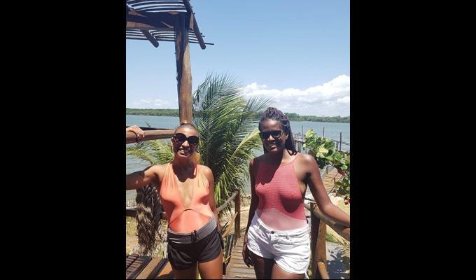 Djamila Ribeiro (à direita) e sua produtora Isis Vergilio (à esquerda) durante passeio pelo Delta do Parnaíba