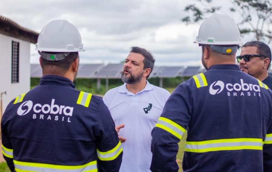 Equipe da Investe Piauí durante visita a usina fotovoltaica do Grupo Cobra