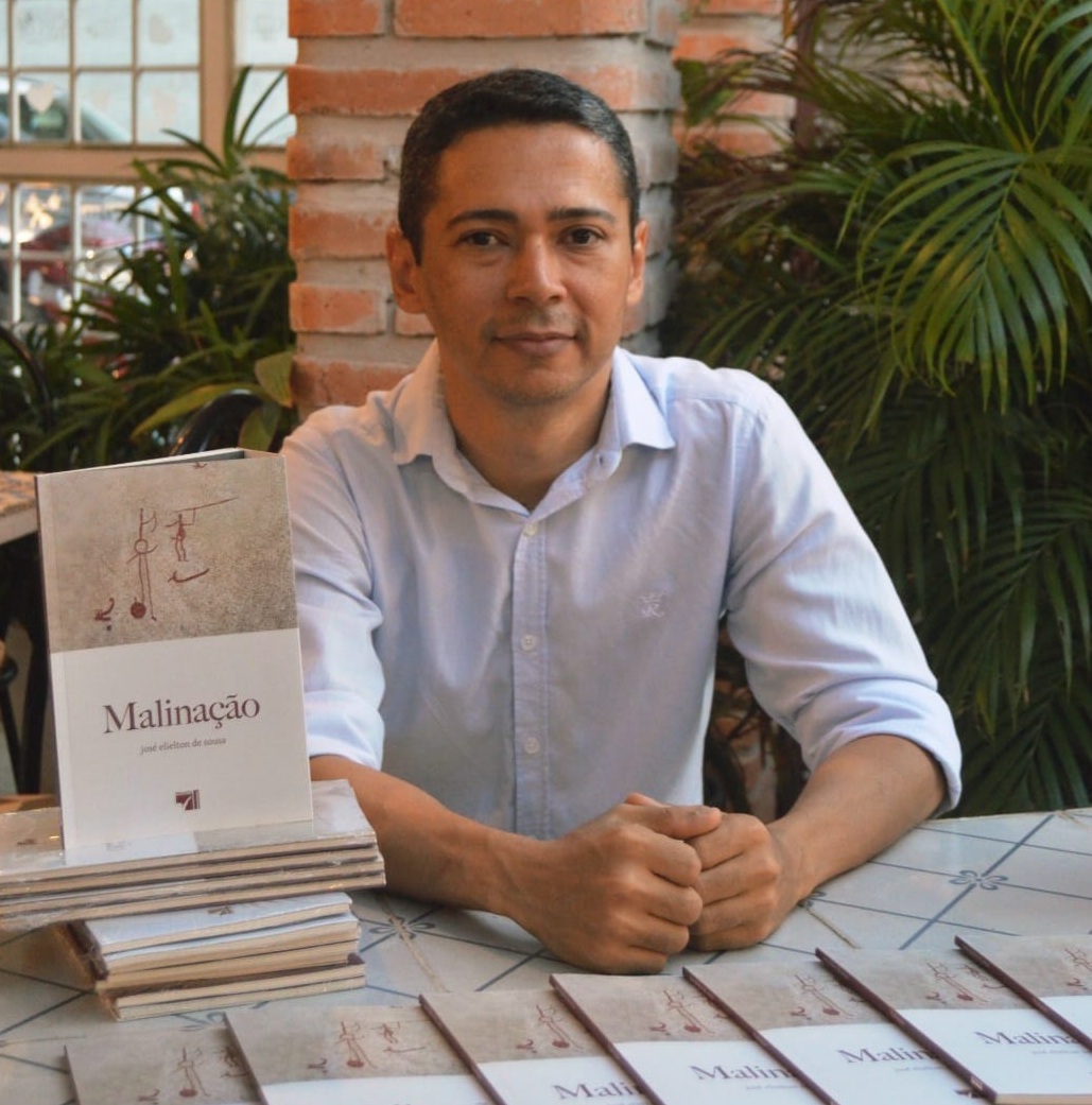 José Elielton de Sousa no lançamento de "Malinação", seu primeiro livro de poesias