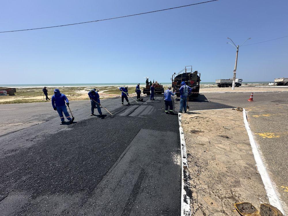 Obras de pavimentação na orla da Praia de Atalaia