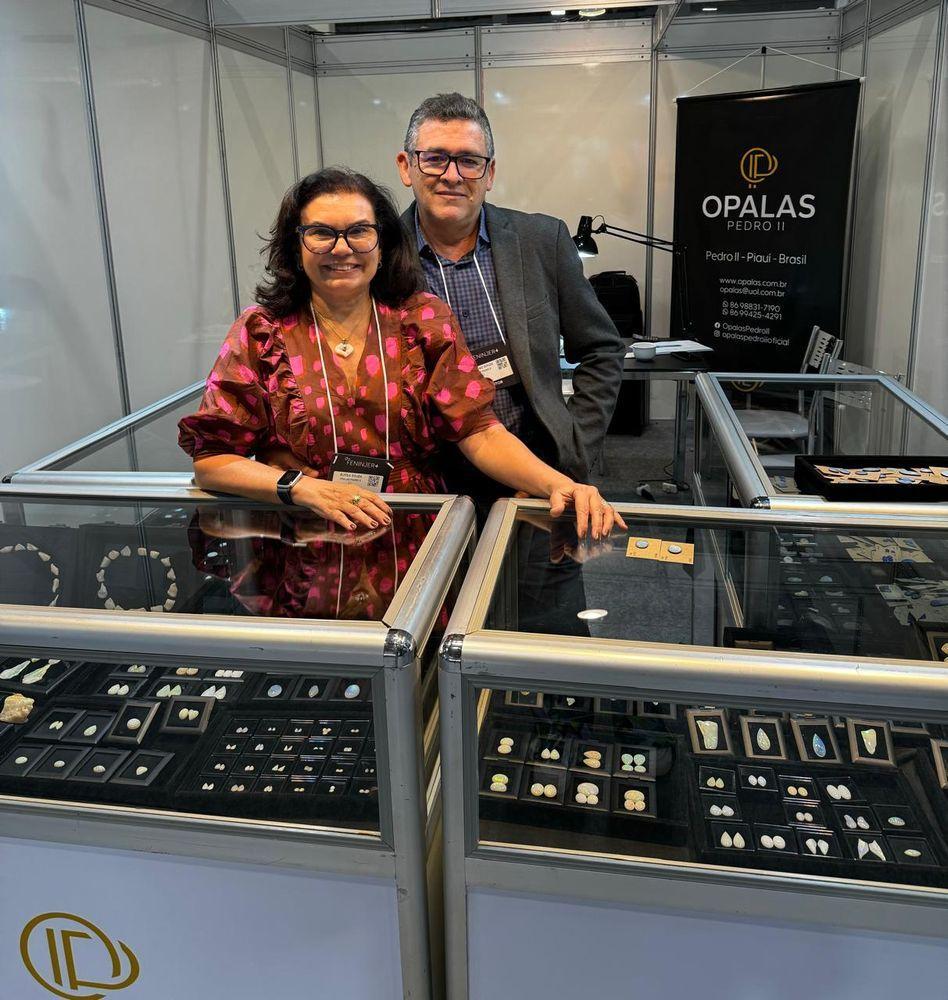 Artesãos locais em feiras de joias nacionais e internacionais