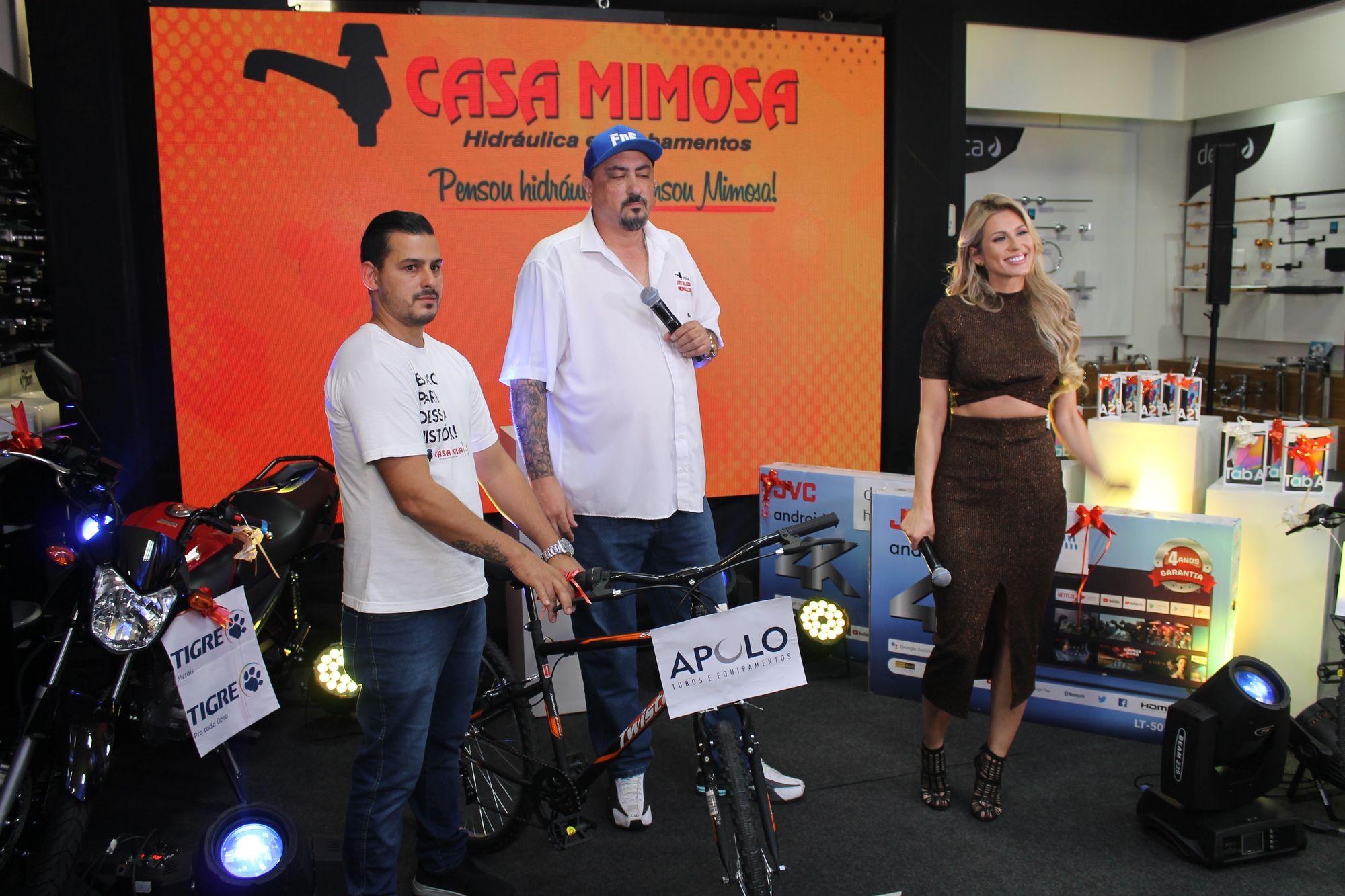 Lívia Andrade e Apresentadores da LIVE