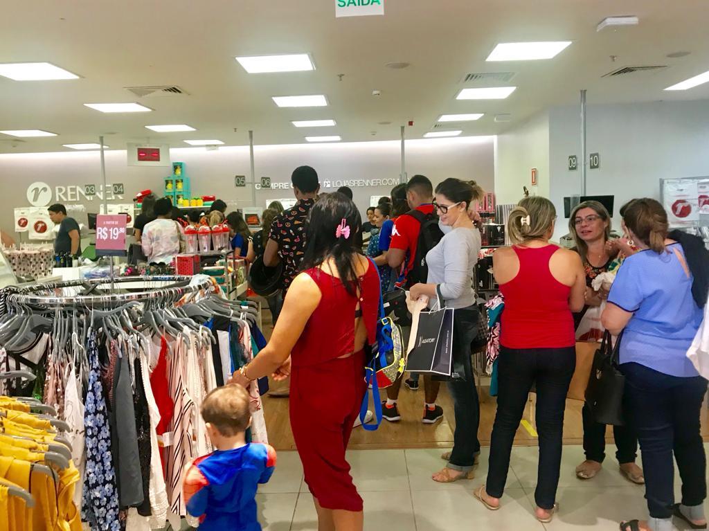 Comércio funciona em horário especial no feriado
