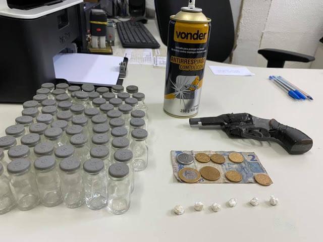 Droga e arma apreendida