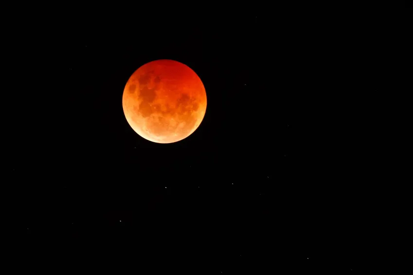 O eclipse total da Lua também recebe o nome de Lua de Sangue, por conta da cor avermelhada do satélite durante o fenômeno