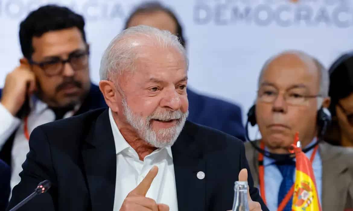 Lula ataca escala 6x1 e diz que produtividade precisa beneficiar os mais pobres