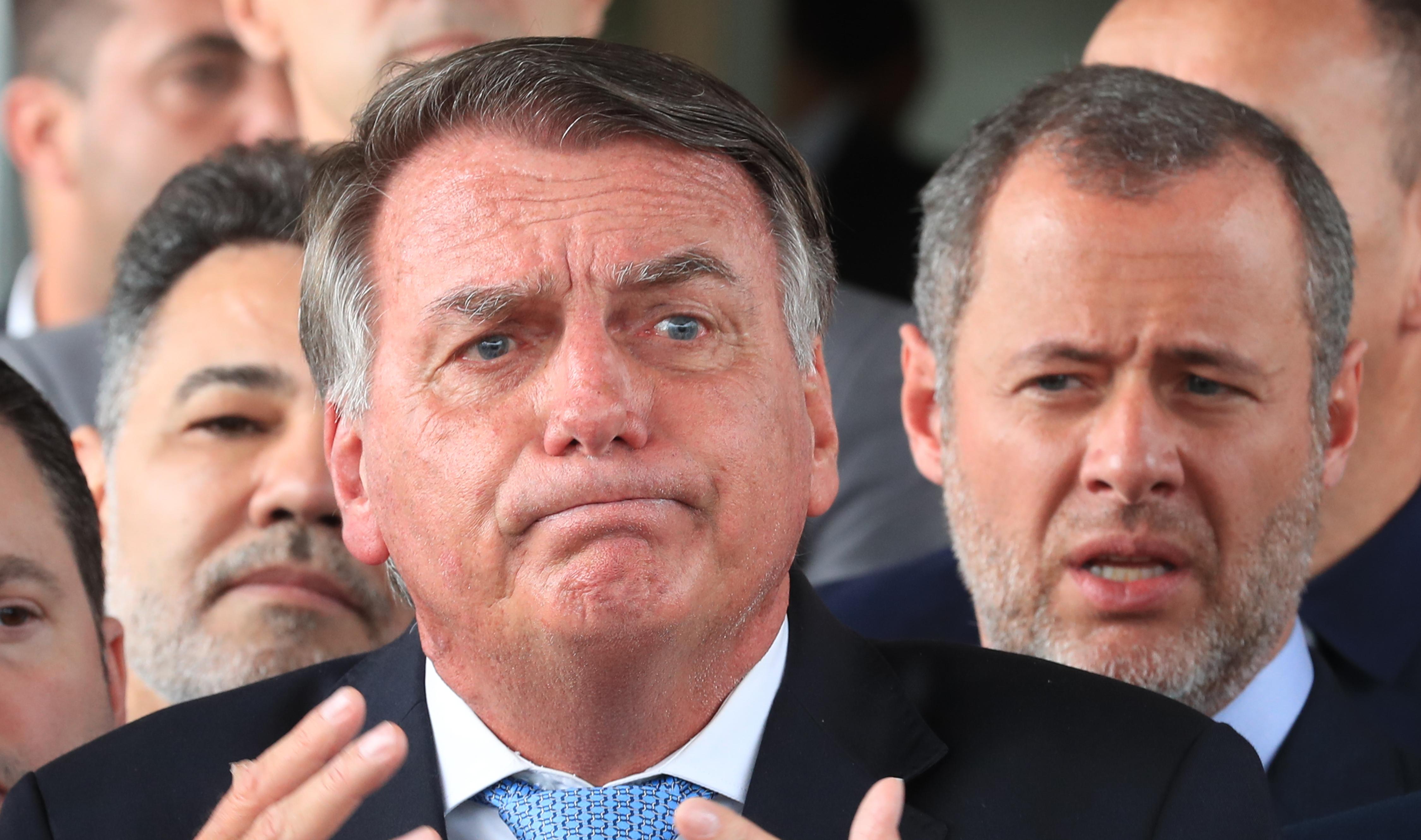 Ex-presidente Jair Bolsonaro durante declaração a imprensa após virar Réu no STF