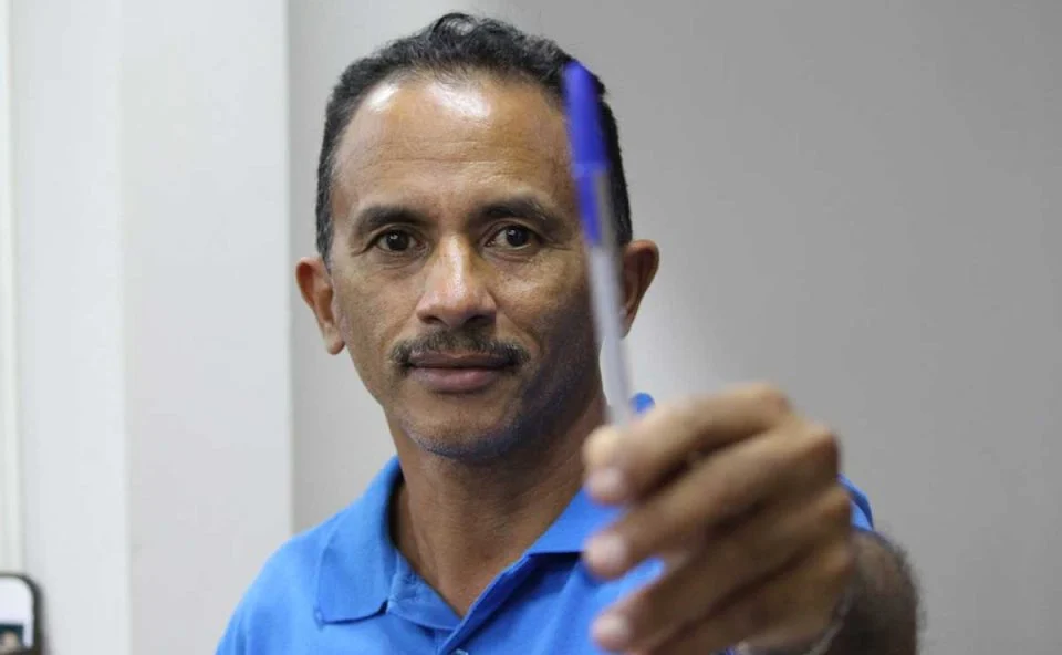 Manoel Gomes, que ficou conhecido com o hit “Caneta Azul”, enfrenta dificuldades financeiras após prejuízo milionário.