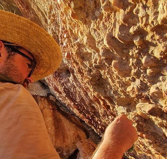 Marcellus de Almeida observando fraturas naturais nos seixos do conglomerado nas proximidades do sítio Toca do Meio