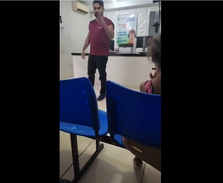 Médico discute com pacientes